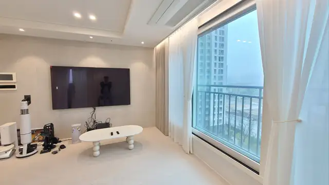 고층 아파트 거실 창의 화이트 쉬폰 커튼