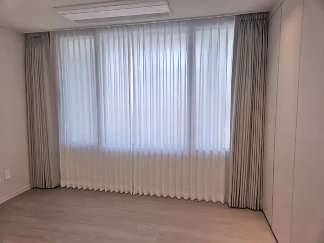 빈 거실 창에 맞춤 제작한 쉬폰 커튼